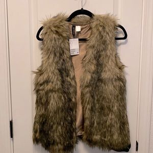 NWT H&M faux fur vest size small